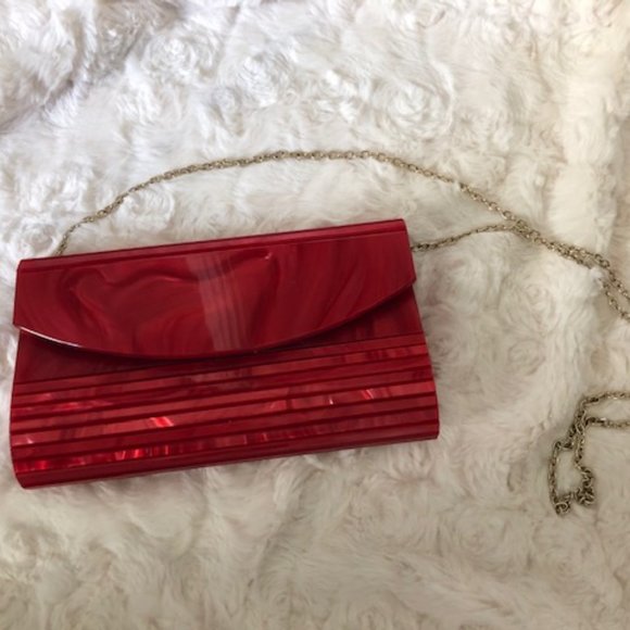CUTE Red Purse with Gold Chain Shoulder Strap - Picture 3 of 3